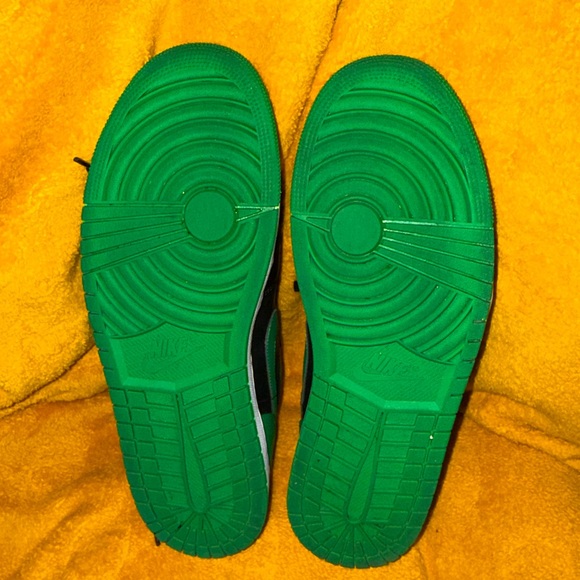 Nike Air Jordan 1 Low Lucky Green - Picture 5 of 5